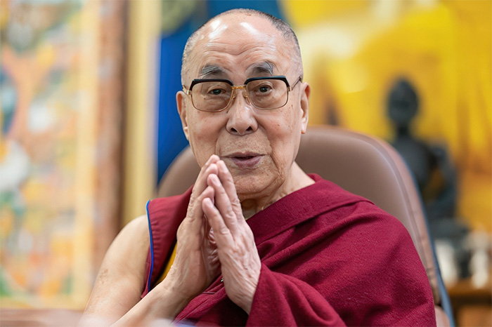 El XIV Dalái Lama, Tenzin Gyatso, emitiendo un mensaje de paz desde Dharamsala, India.