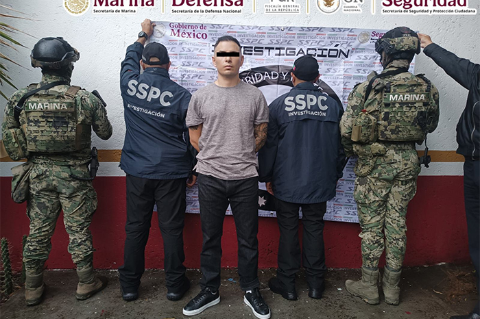 Elementos de la Marina (Semar) resguardando las inmediaciones de la alcaldía Miguel Hidalgo tras un operativo de inteligencia.