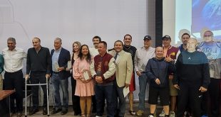 Galardonados de la Clase 2026 del Salón de la Fama del Básquetbol del ITM en el Auditorio Héber Soto Fierro.
