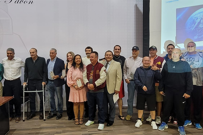 Galardonados de la Clase 2026 del Salón de la Fama del Básquetbol del ITM en el Auditorio Héber Soto Fierro.