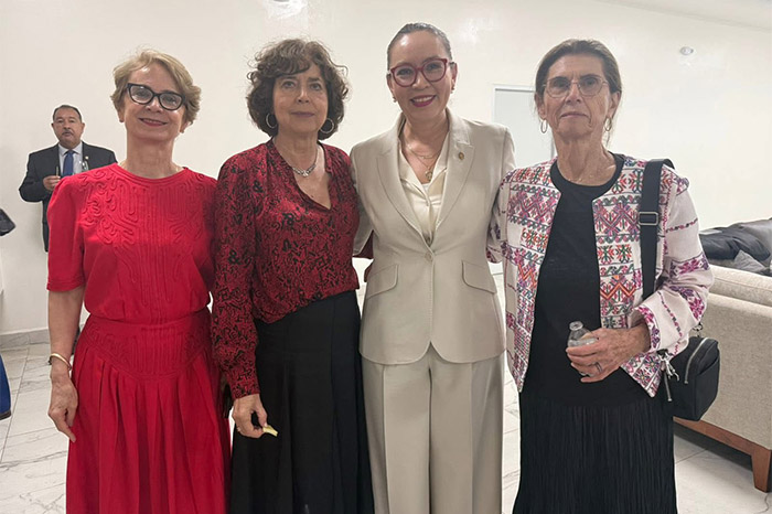 Yarabí Ávila González con las doctoras Annie Pardo y Rosaura Ruiz en la UAS.