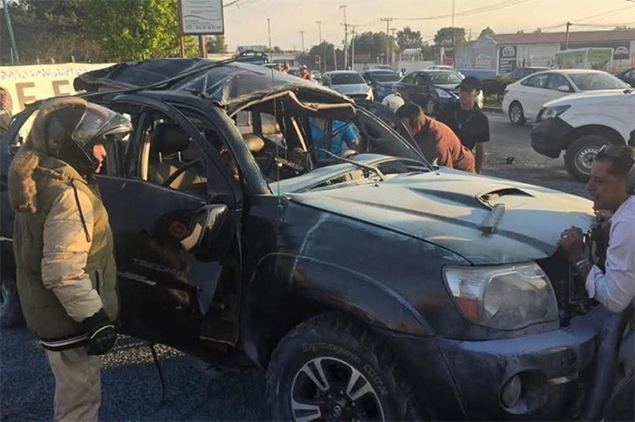 Momento exacto de la explosión de una camioneta en movimiento en Tecámac, Estado de México.