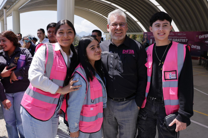 El gobernador Alfredo Ramírez Bedolla con estudiantes