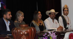 Artesanos trabajando el cobre martillado y danzas folklóricas en la plaza de Santa Clara del Cobre.