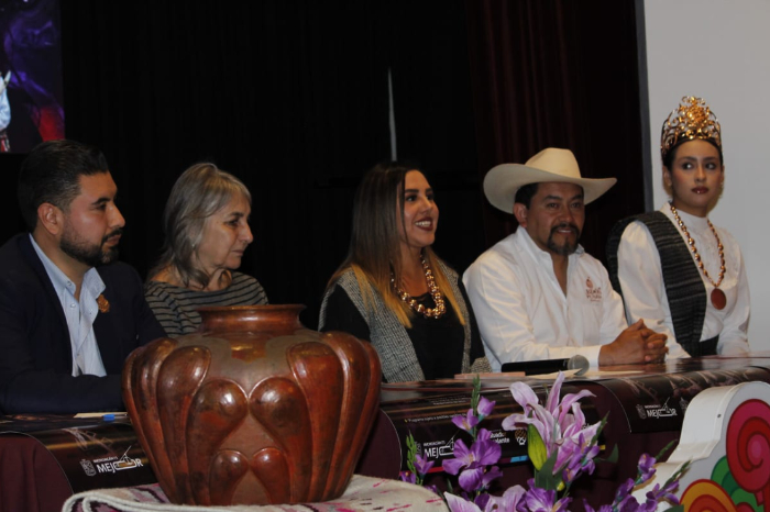 Artesanos trabajando el cobre martillado y danzas folklóricas en la plaza de Santa Clara del Cobre.