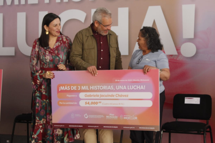 El gobernador Alfredo Ramírez Bedolla durante la entrega de apoyos del Programa Mujeres con Cáncer en Morelia.