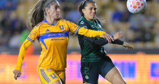 ugadoras de la Liga MX Femenil en disputa por el balón durante un partido oficial. La imagen representa la competitividad y el crecimiento del fútbol femenino a nivel global.