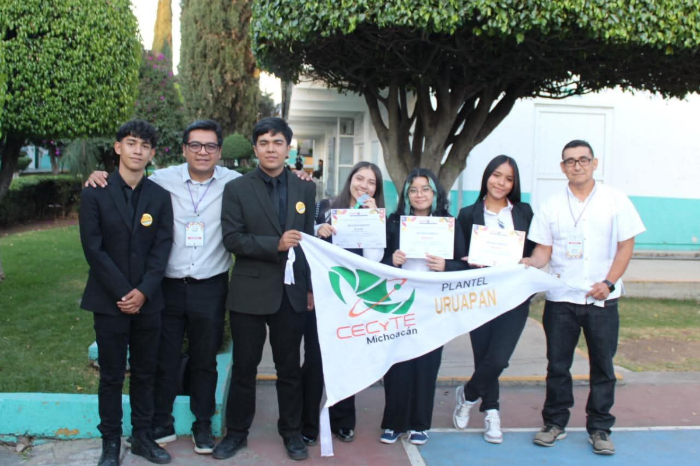 Estudiantes del Cecytem Uruapan ganadores con el proyecto CompilAPP sosteniendo banderín y reconocimientos.