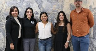 Integrantes de la Primera Campaña Científica Antártica Mexicana (CAMEX 1) posando frente a un muro de piedra.