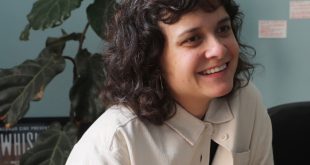 Fotograma de la película 'Chicas tristes' mostrando a las protagonistas, dos jóvenes nadadoras, en un momento de introspección frente a una pantalla.