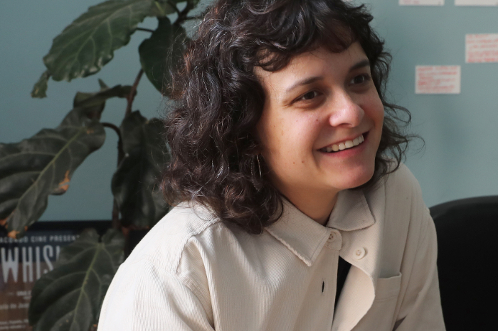 Fotograma de la película 'Chicas tristes' mostrando a las protagonistas, dos jóvenes nadadoras, en un momento de introspección frente a una pantalla.