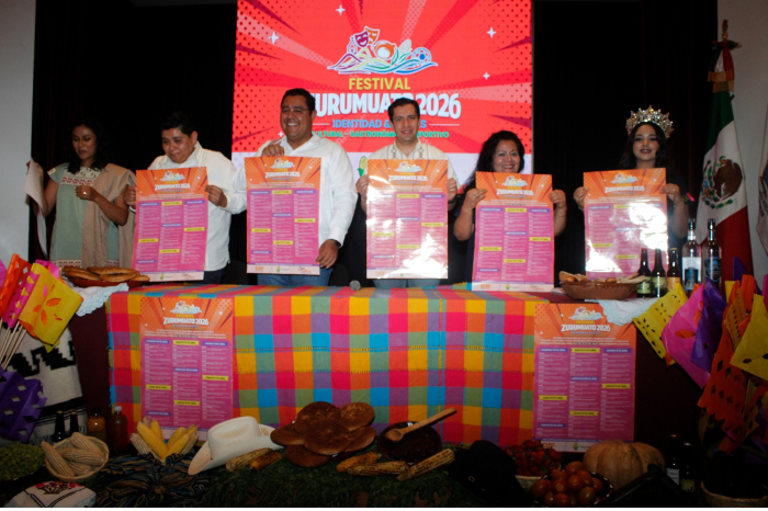 Autoridades de Michoacán y José Sixto Verduzco presentando el cartel oficial del Festival Zurumuato 2026.