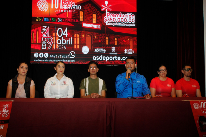 Autoridades de Sectur Michoacán y coordinadores deportivos de Maravatío anunciando el 49 Medio Maratón de Primavera.