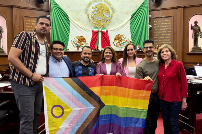 El diputado Hugo Rangel junto a representantes de colectivos civiles sosteniendo la bandera de la diversidad en el Congreso de Michoacán.
