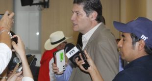 Alfonso Martínez Alcázar, alcalde de Morelia, en conferencia de prensa hablando sobre la marcha del 8M.