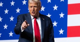 El presidente Donald Trump gesticulando durante una rueda de prensa en la Casa Blanca frente a la bandera de Estados Unidos.