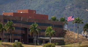 Fachada de la Embajada de Estados Unidos en Caracas, Venezuela, durante el anuncio de su reapertura oficial en marzo de 2026.