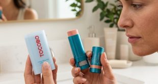 Comparativa entre un protector solar en barra y un bloqueador con color para retoques de piel.