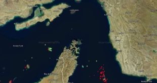 Vista satelital del estrecho de Ormuz mostrando el tráfico marítimo y la proximidad entre Irán y Omán en medio del conflicto de 2026.