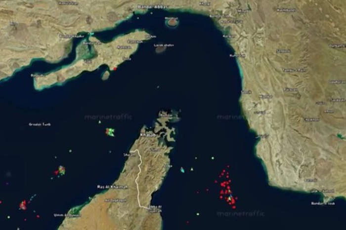 Vista satelital del estrecho de Ormuz mostrando el tráfico marítimo y la proximidad entre Irán y Omán en medio del conflicto de 2026.