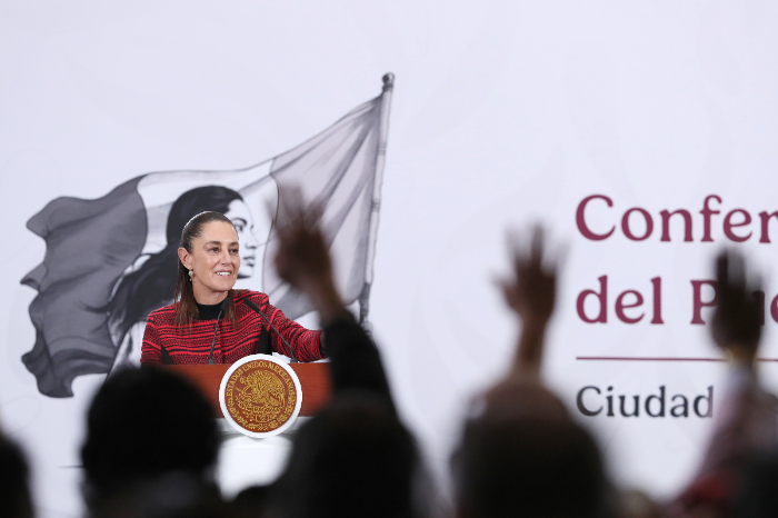 La presidenta Claudia Sheinbaum durante su conferencia de prensa hablando sobre la estabilidad del peso y el precio del petróleo.