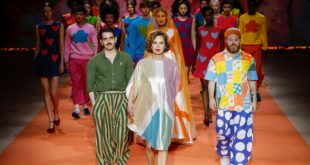 Modelos desfilando con prendas coloridas de la colección natural de Agatha Ruiz de la Prada en la pasarela de Madrid.
