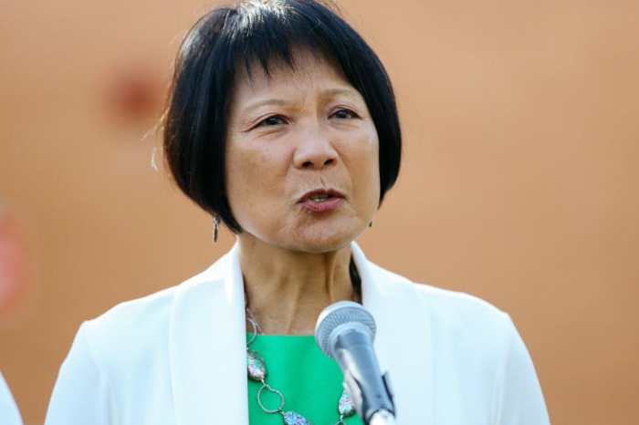 Primer plano de la alcaldesa de Toronto, Olivia Chow, hablando en un micrófono durante una conferencia de prensa.