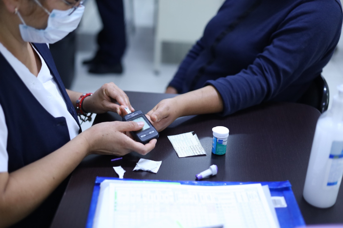 Personal médico de la Secretaría de Salud de Michoacán brindando atención en áreas de urgencias durante Semana Santa.