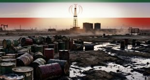 Barriles de petróleo oxidados y crudo derramado sobre suelo árido con la bandera de Irán difuminada al fondo, simbolizando la crisis energética.