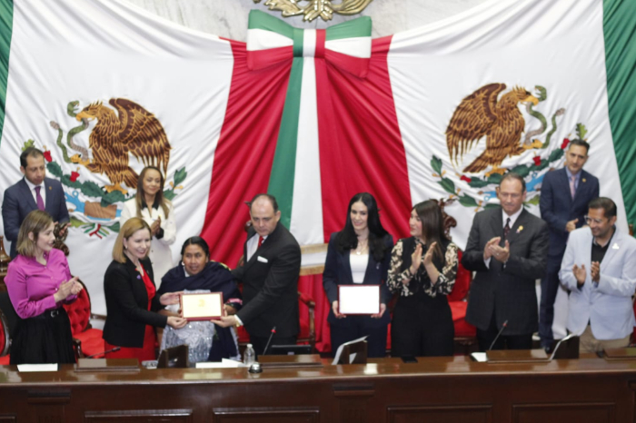 Juana Bravo y Adriana Contreras recibiendo la medalla Mujer Michoacana en el Congreso del Estado
