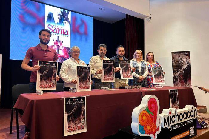 Autoridades municipales de Charo presentan el cartel oficial de la Semana Santa 2026 en Michoacán.