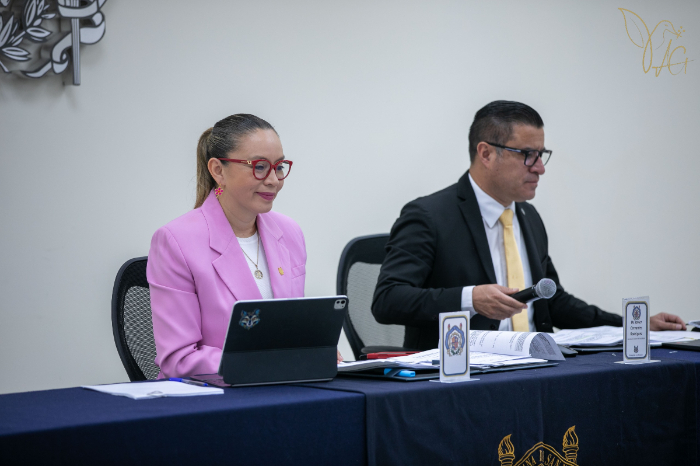 Rectora Yarabí Ávila González presidiendo la sesión del Consejo Universitario de la UMSNH en Morelia.