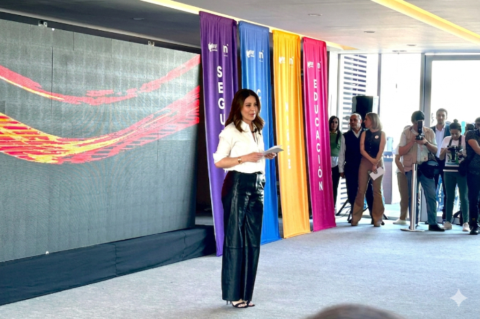 Paola Delgadillo presenta la app "Amor a Morelia" para voluntariado y servicio social ante el DIF Morelia.