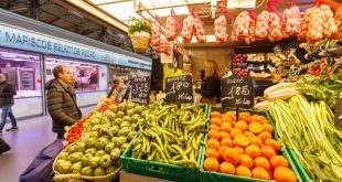 Variedad de frutas verduras y legumbres esenciales para una dieta cardiovascular saludable.