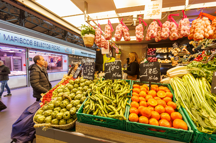 Variedad de frutas verduras y legumbres esenciales para una dieta cardiovascular saludable.