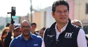 Alfonso Martínez supervisando entrega de equipo para obra hidráulica en la colonia Prados Verdes.