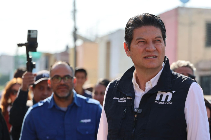 Alfonso Martínez supervisando entrega de equipo para obra hidráulica en la colonia Prados Verdes.