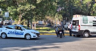 Peritos de la Fiscalía y elementos de seguridad en el lugar del accidente de motocicleta en el Libramiento de Uruapan.