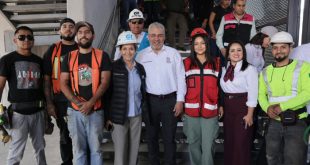 El gobernador Alfredo Ramírez Bedolla junto a trabajadores de la construcción en las instalaciones del nuevo Teleférico de Uruapan.