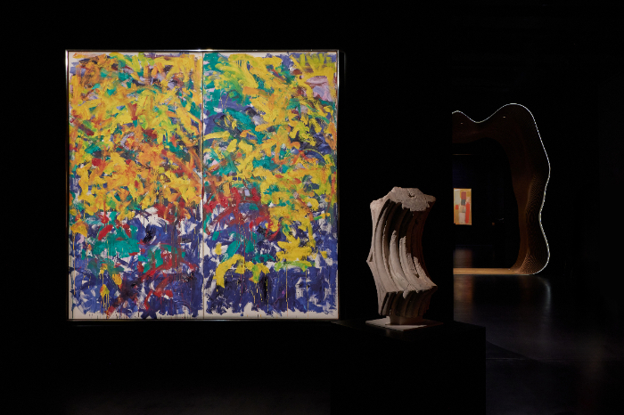 El díptico La Grande Vallée VII de Joan Mitchell expuesto en una galería junto a una escultura abstracta.