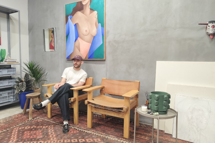 El artista visual Oscar Torres trabajando en su nuevo taller ubicado en Distrito 32, Morelia.