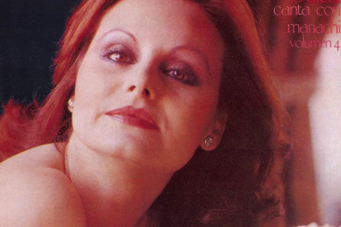 Retrato de la cantante Rocío Dúrcal, conocida como la española más mexicana, durante una de sus presentaciones de rancheras.