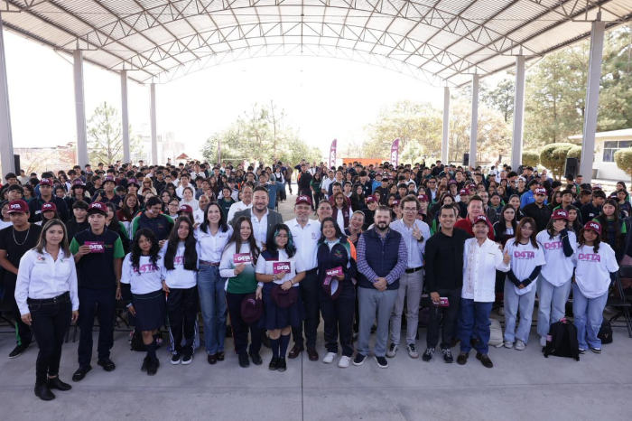 El gobernador Alfredo Ramírez Bedolla entregando chips de internet gratis del Programa D4TA en Uruapan.