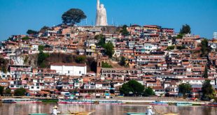 Habitantes de la Isla de Janitzio realizando jornadas de limpieza comunitaria en espacios públicos previo a Semana Santa.