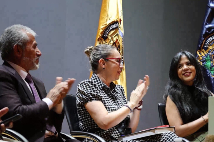 Rectora Yarabí Ávila y el alcalde Salvador Martínez en la presentación del libro 50 años Feria de la Guitarra de Paracho.