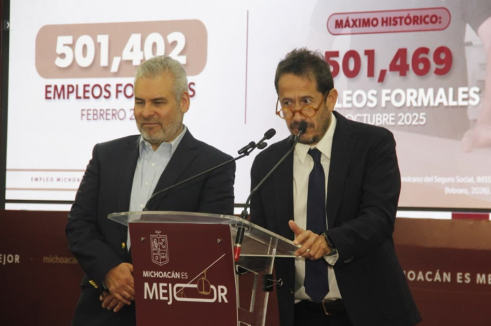El gobernador Alfredo Ramírez Bedolla y el secretario Claudio Méndez durante la rueda de prensa sobre cifras de empleo en Michoacán.