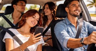 Un grupo de amigos sonríe y disfruta del camino dentro de un auto rentado en Cancún; la copiloto revisa su celular.