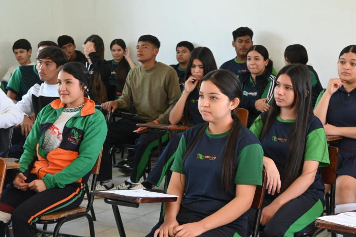 Estudiantes del plantel Cemsad 19 Janitzio del Cecytem en la región de Pátzcuaro, Michoacán.