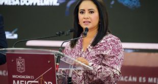 Gladyz Butanda, titular de Sedum, presentando las cifras de empleo del teleférico de Uruapan en conferencia de prensa.