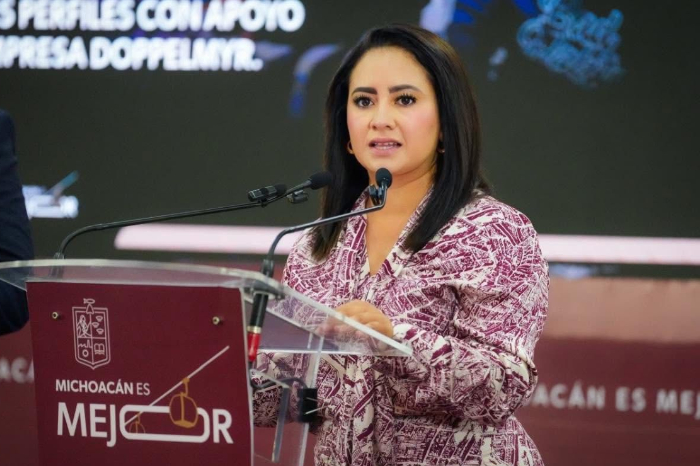 Gladyz Butanda, titular de Sedum, presentando las cifras de empleo del teleférico de Uruapan en conferencia de prensa.